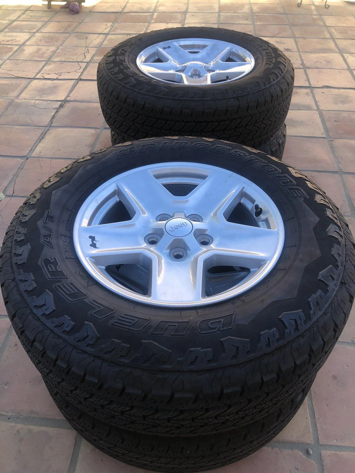 Jeep Gladiator Sport S Wheels/Tires E9B03A73-98BD-460A-AA4C-0A829053B741