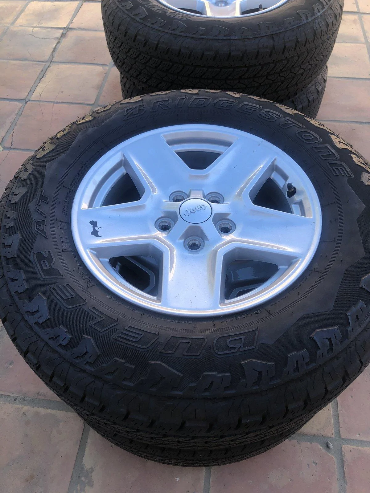 Jeep Gladiator Sport S Wheels/Tires 60152A31-6CDA-4F49-AB2B-211F4DCC2559
