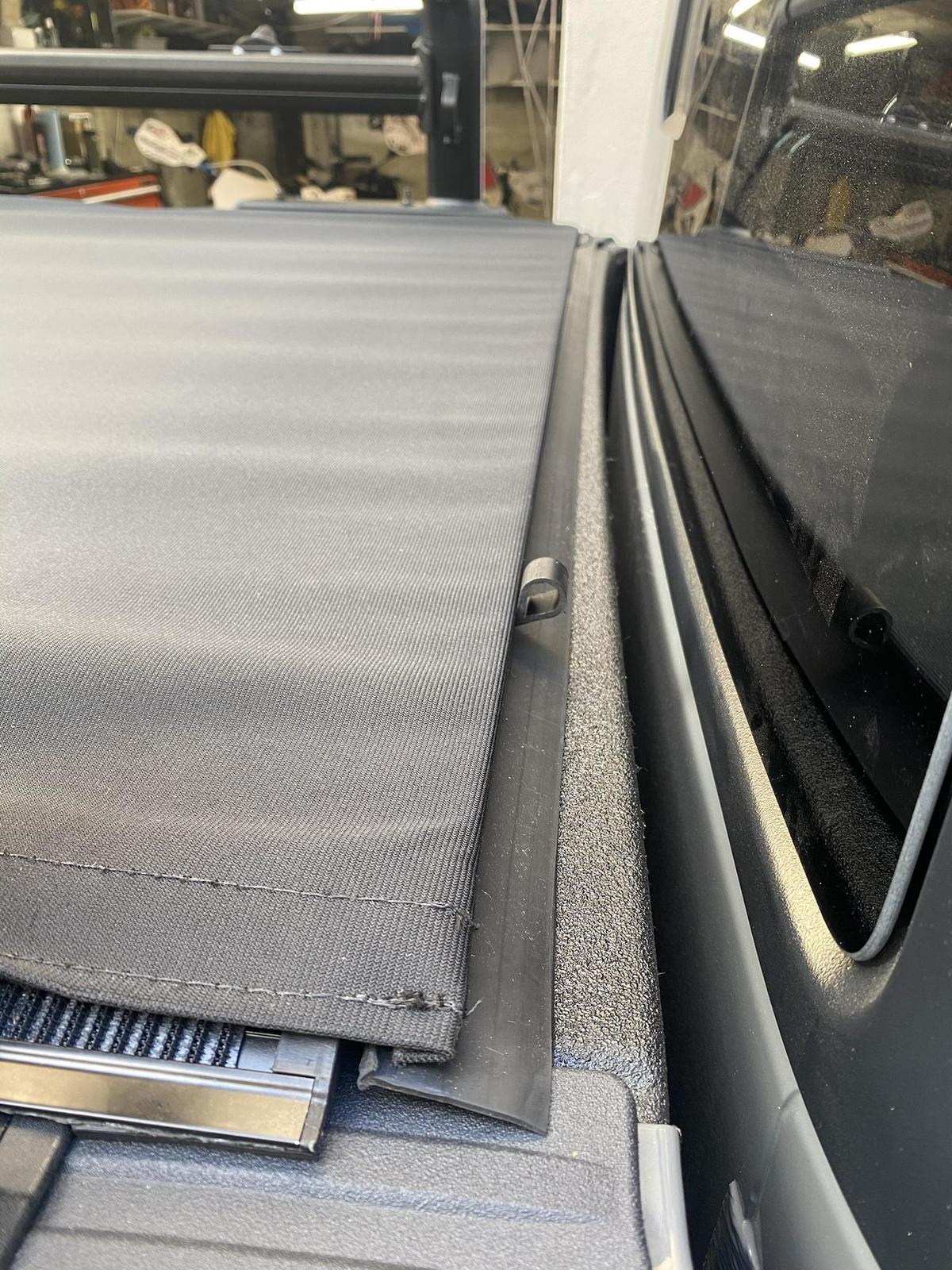 Jeep Gladiator Yakima Outpost HD with RTT, Awning, Rotopax MQk6XRS