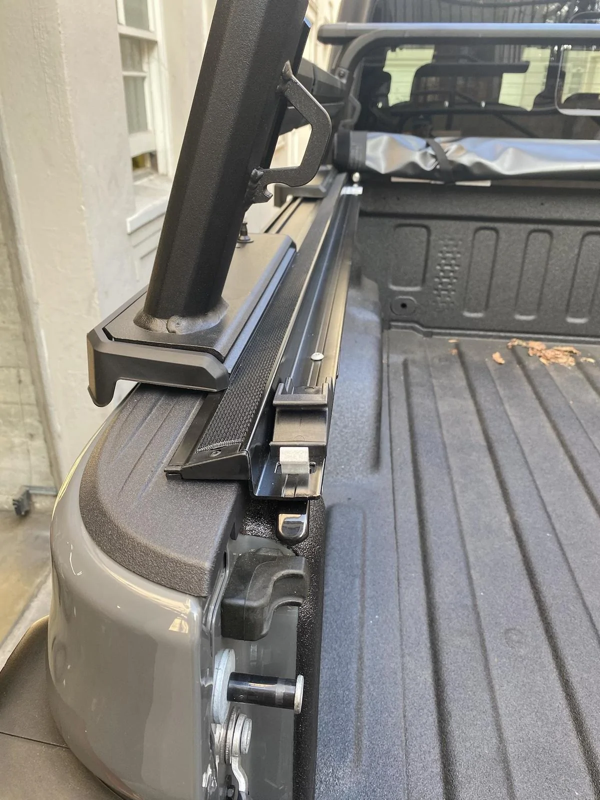 Jeep Gladiator Yakima Outpost HD with RTT, Awning, Rotopax CoYG6Sf