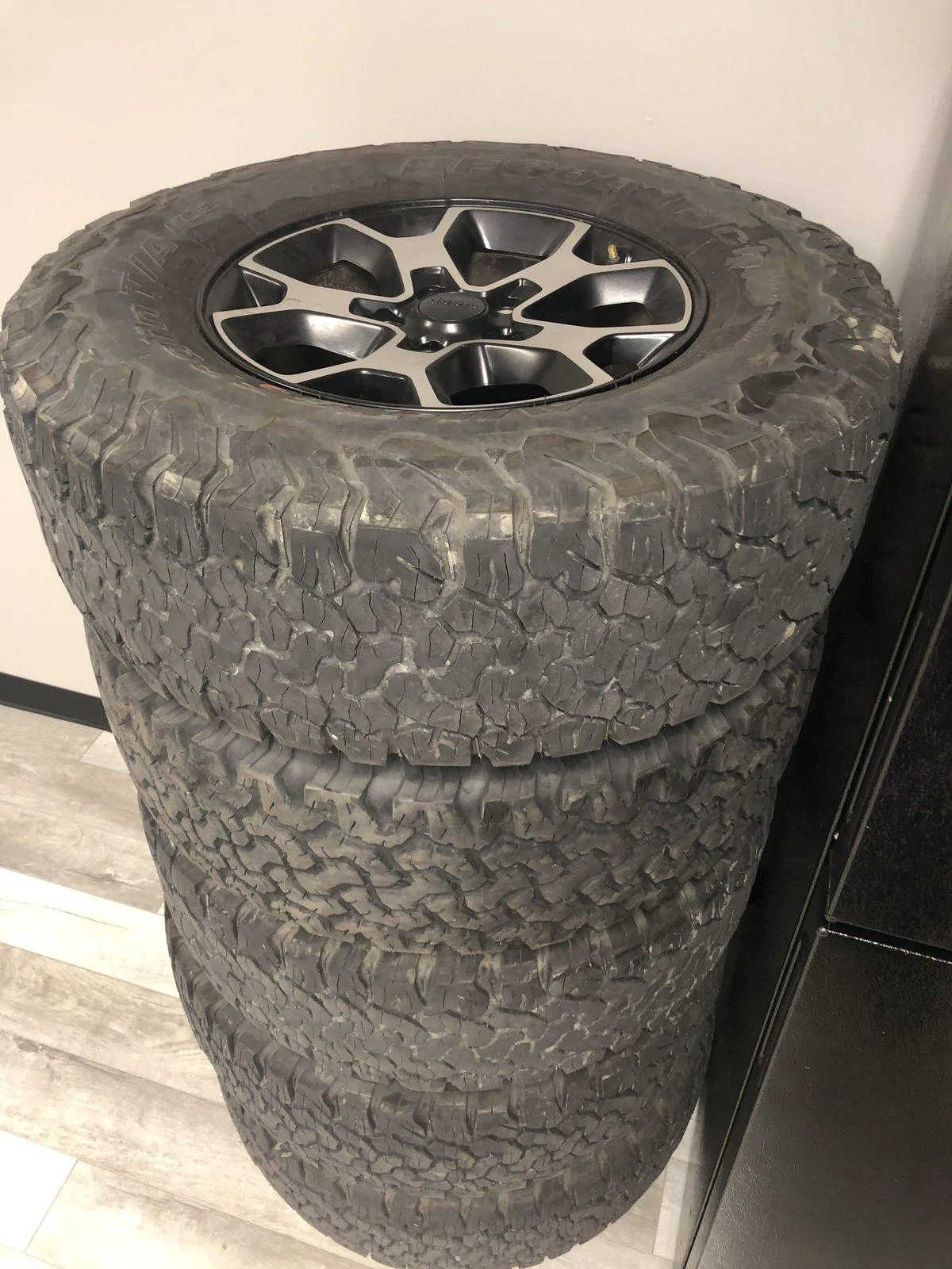 Jeep Gladiator 2019 JL Rubicon wheels / tires (KO2) X 5 without TPMS $800 F636EDD6-4115-4263-82C3-897FD431114F
