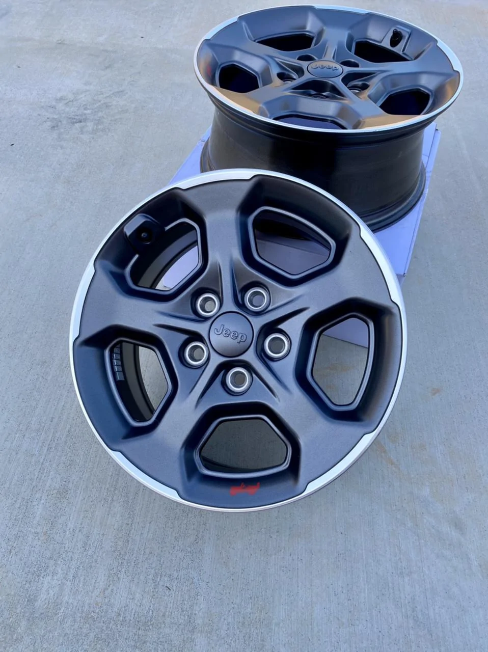 Jeep Gladiator (2) Granite Crystal Rubicon Wheels 259D1839-3656-4ED8-9625-158079677DE5