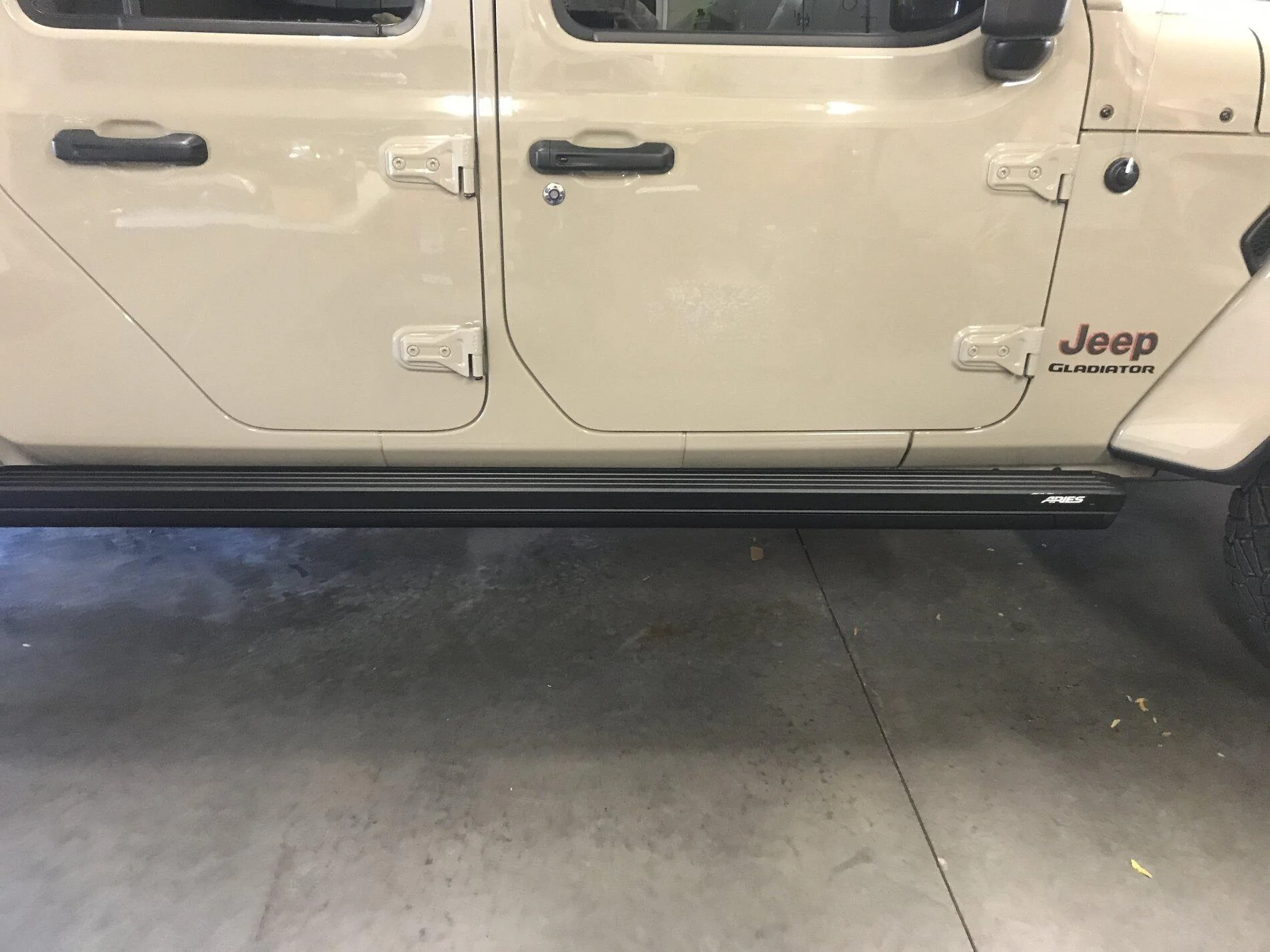 Jeep Gladiator Aries Actiontrac power steps B5DF12F8-5D6D-417E-917C-9AFDE15A4B98