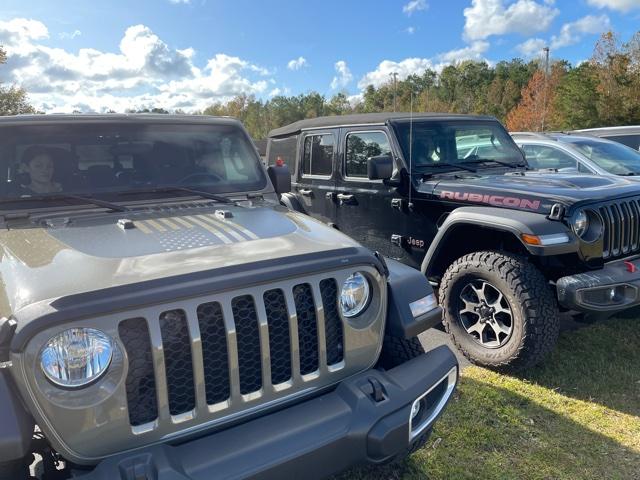 Jeep Gladiator Jeeps Parking Next To Jeeps Parking next to Jeep 2