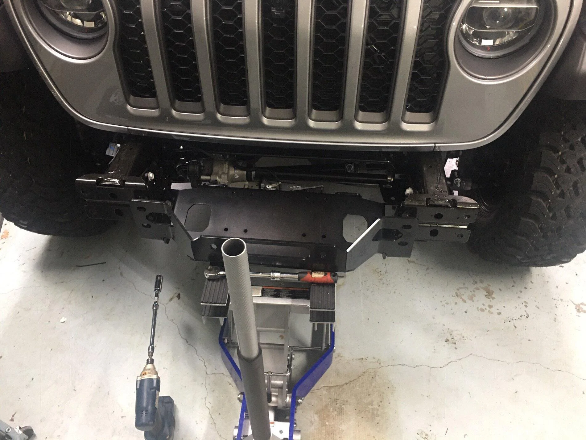 Jeep Gladiator Installed winch in OEM Bumper winch1