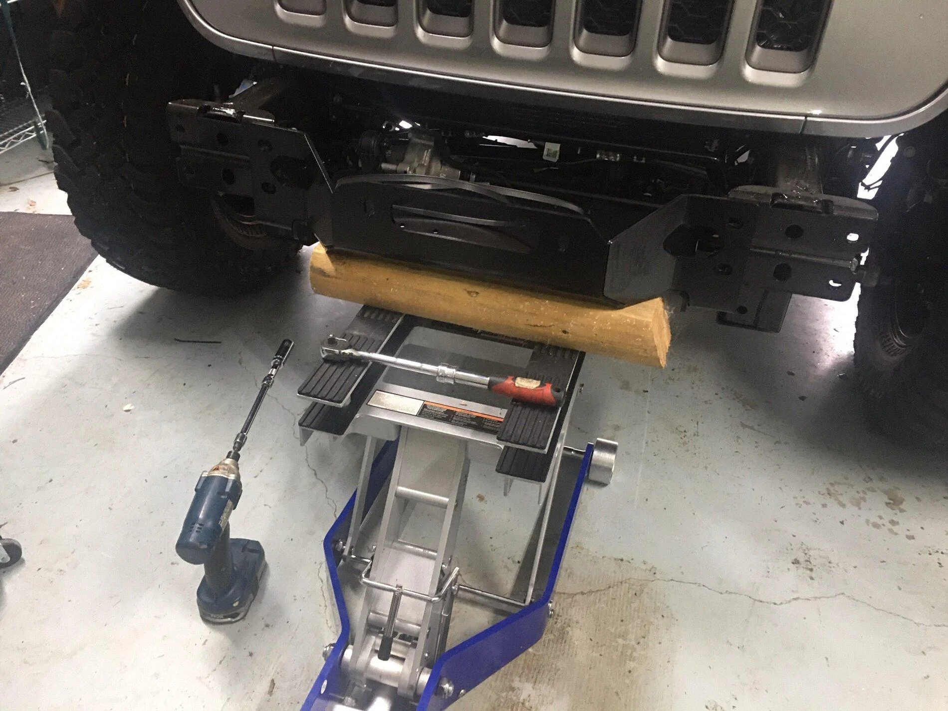 Jeep Gladiator Installed winch in OEM Bumper winch2