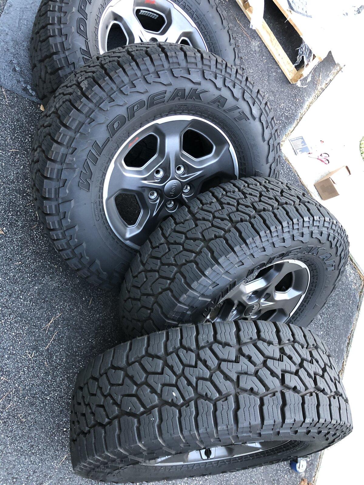 Jeep Gladiator 4 Rubicon wheels and tires. Factory tpms $1100 3EB336F2-2B91-4004-B8F2-B6BCE267DAFE
