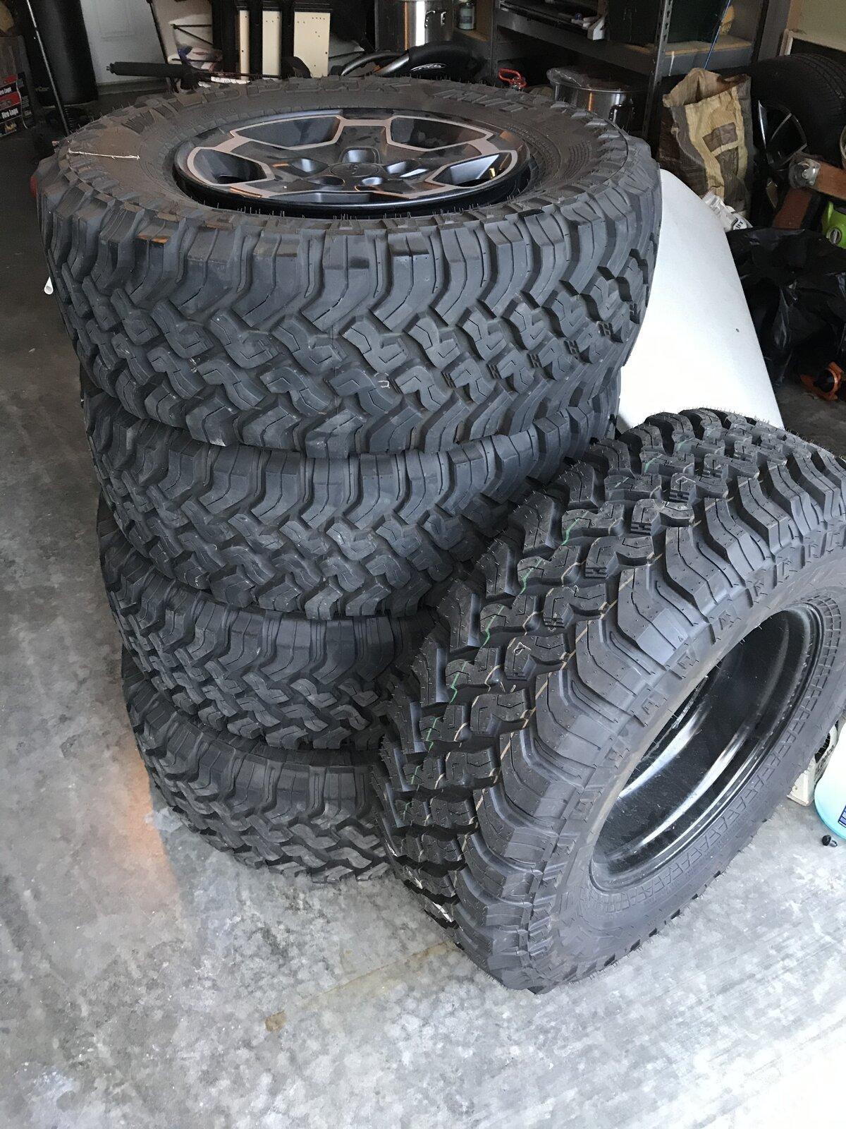 Jeep Gladiator 33" Falken Tires with Premium Jeep wheels IMG_2660[1].JPG