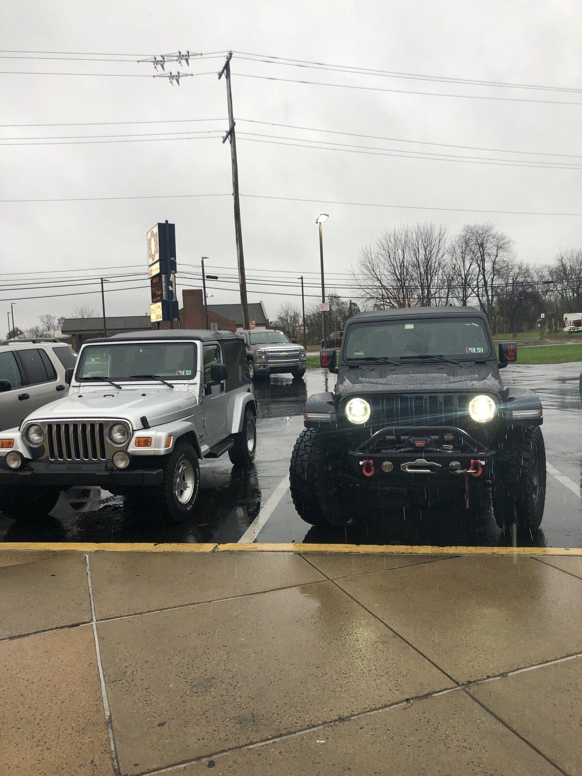 Jeep Gladiator Jeeps Parking Next To Jeeps D801AFFB-316C-43BE-BC99-EC931A950472