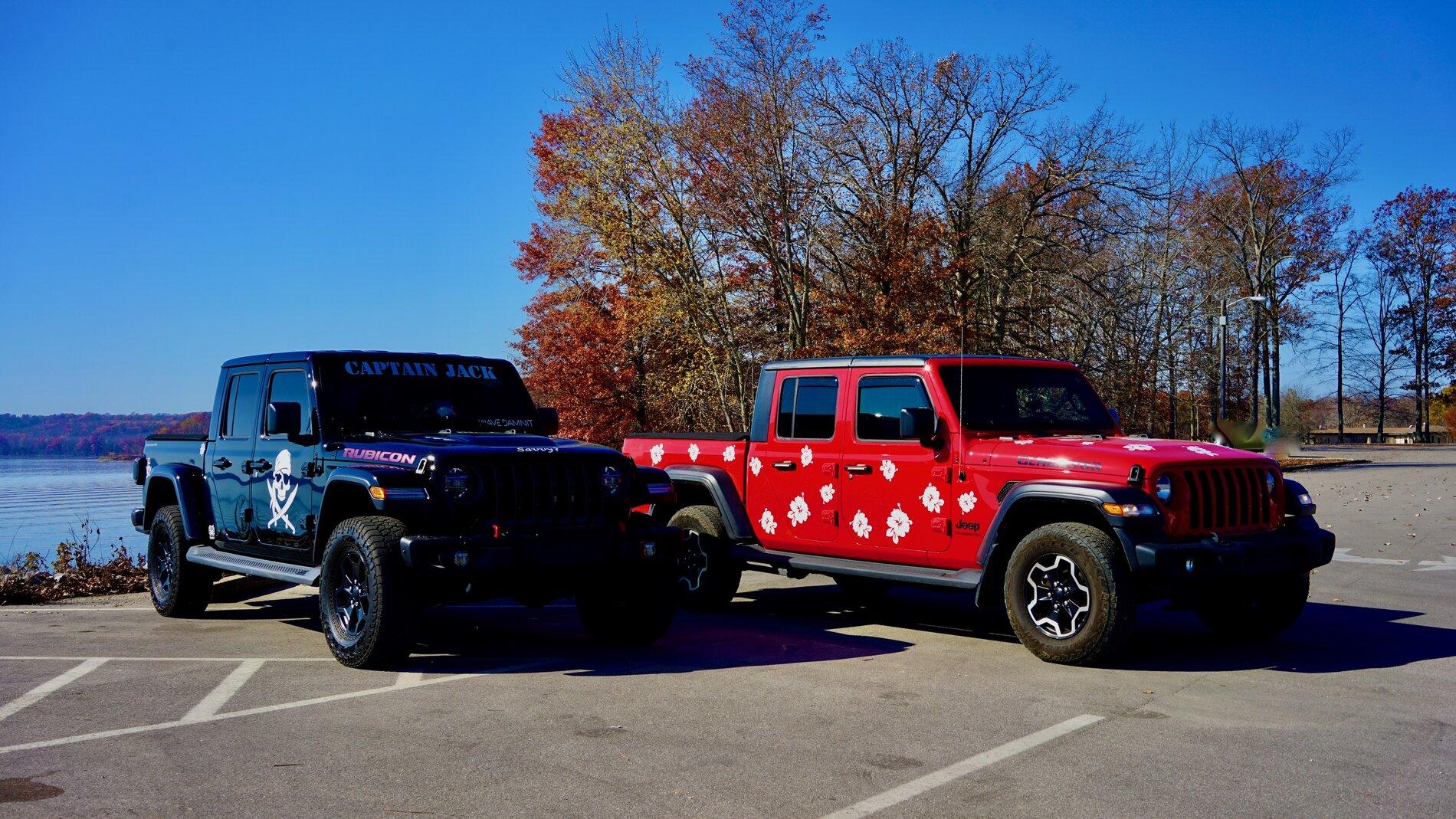 Jeep Gladiator Jeeps Parking Next To Jeeps DSC07926