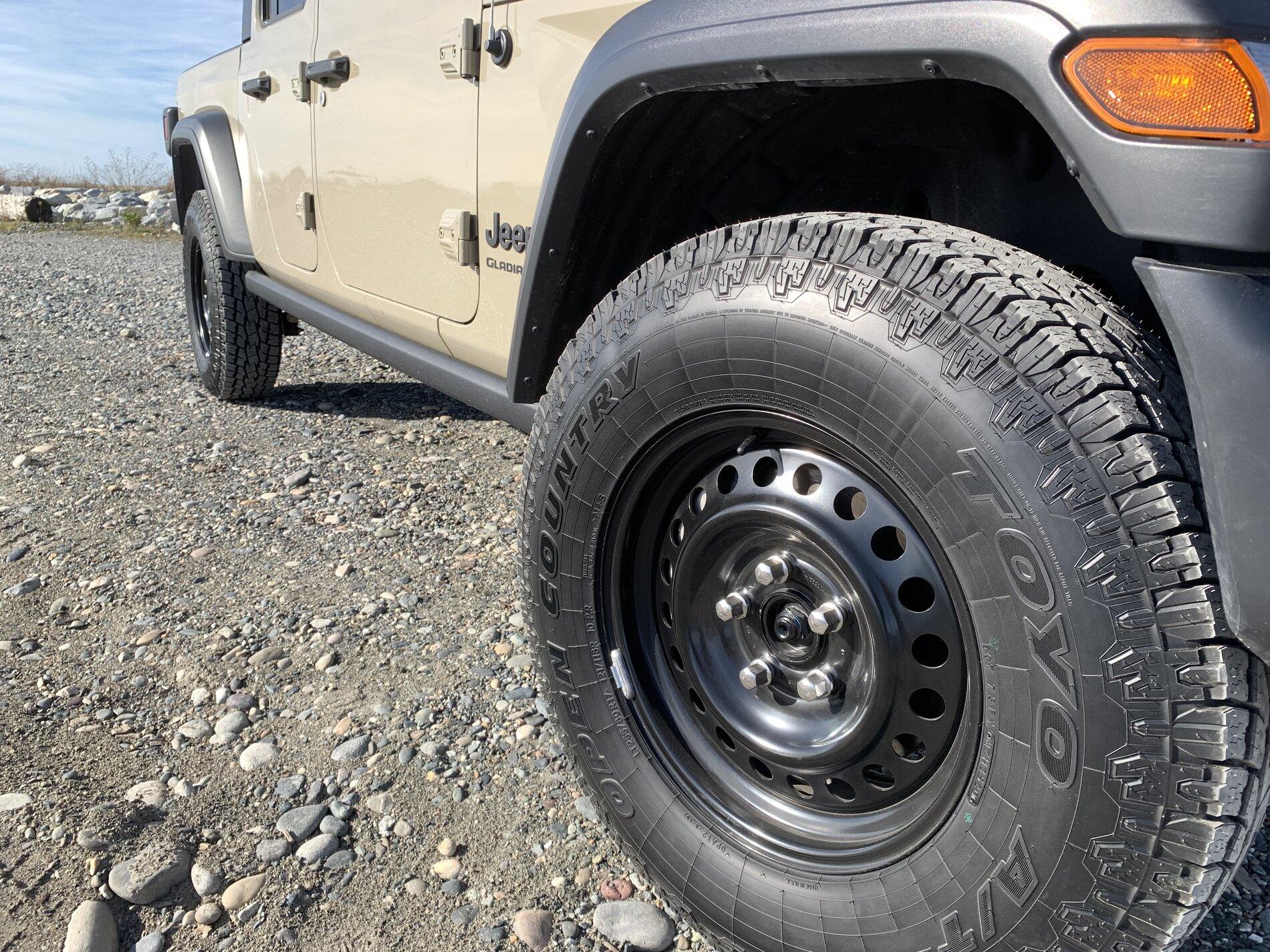 Jeep Gladiator Pictures of 33s and 35s ima