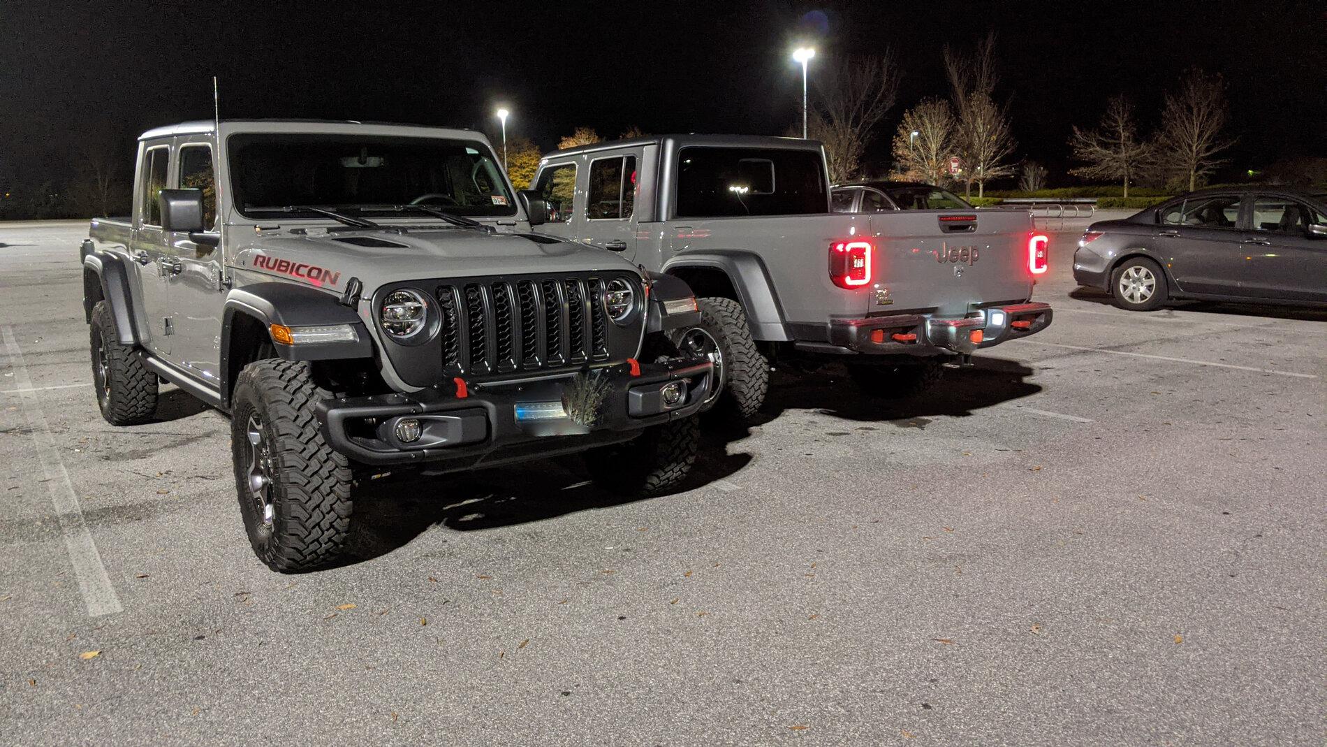Jeep Gladiator Jeeps Parking Next To Jeeps PSX_20201115_182036