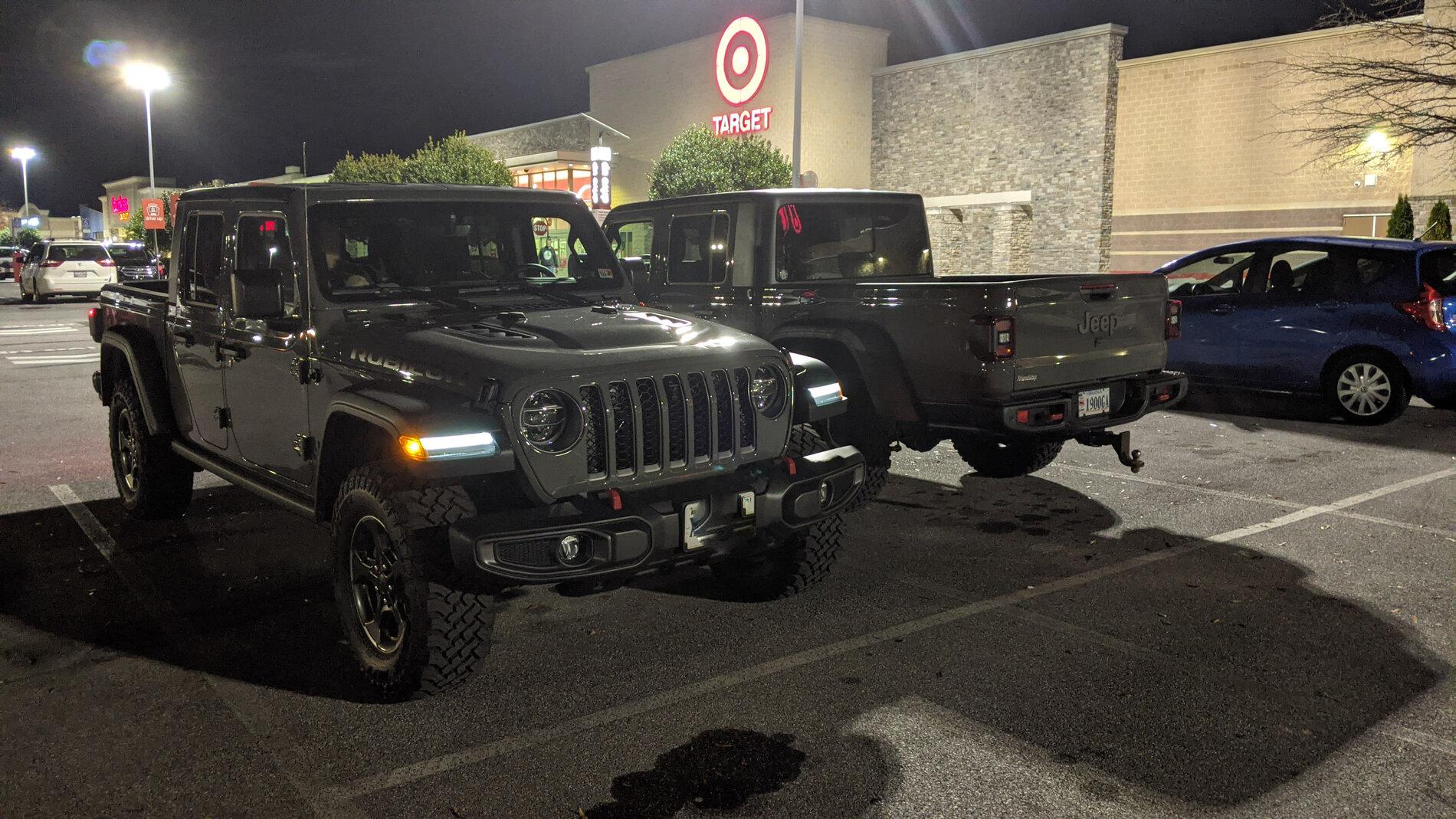 Jeep Gladiator Jeeps Parking Next To Jeeps PSX_20201115_181828