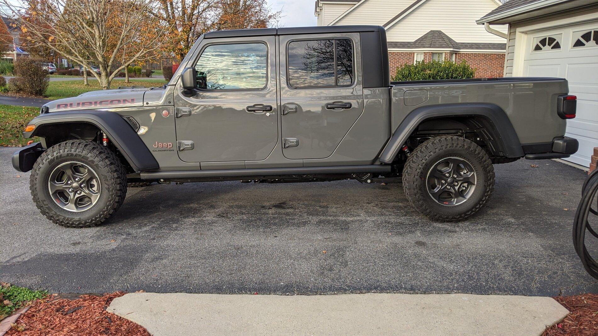 Jeep Gladiator Pics please.. Rubicons with just a front 1.5 spacer lift PXL_20201114_131342309