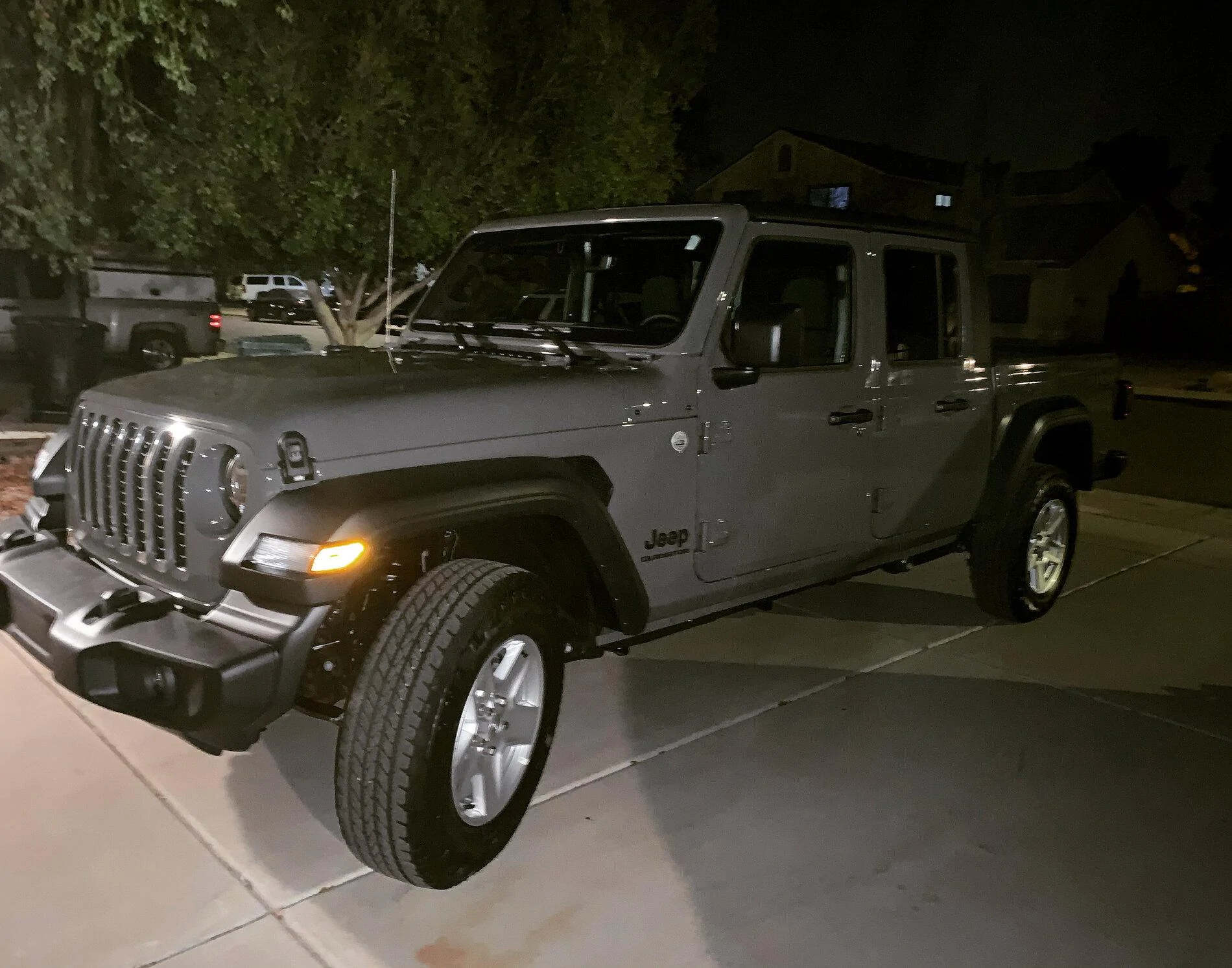 Jeep Gladiator Gray Jeep Truck 4C26A30C-E625-4540-94E8-B3AD9D1E0642