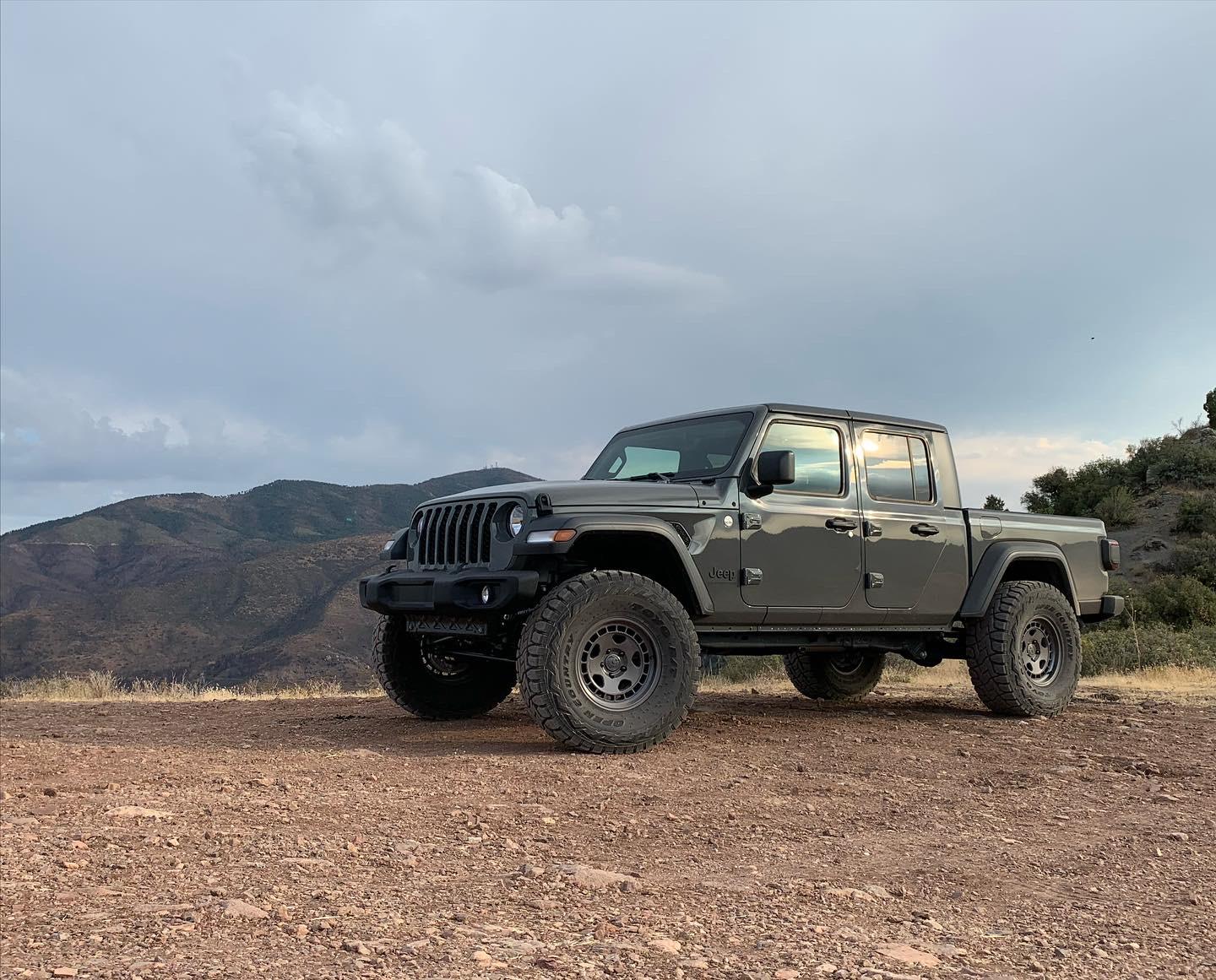 Jeep Gladiator Gray Jeep Truck 1E4DFF46-9CF2-49AB-B649-5D1E0AA76C5A