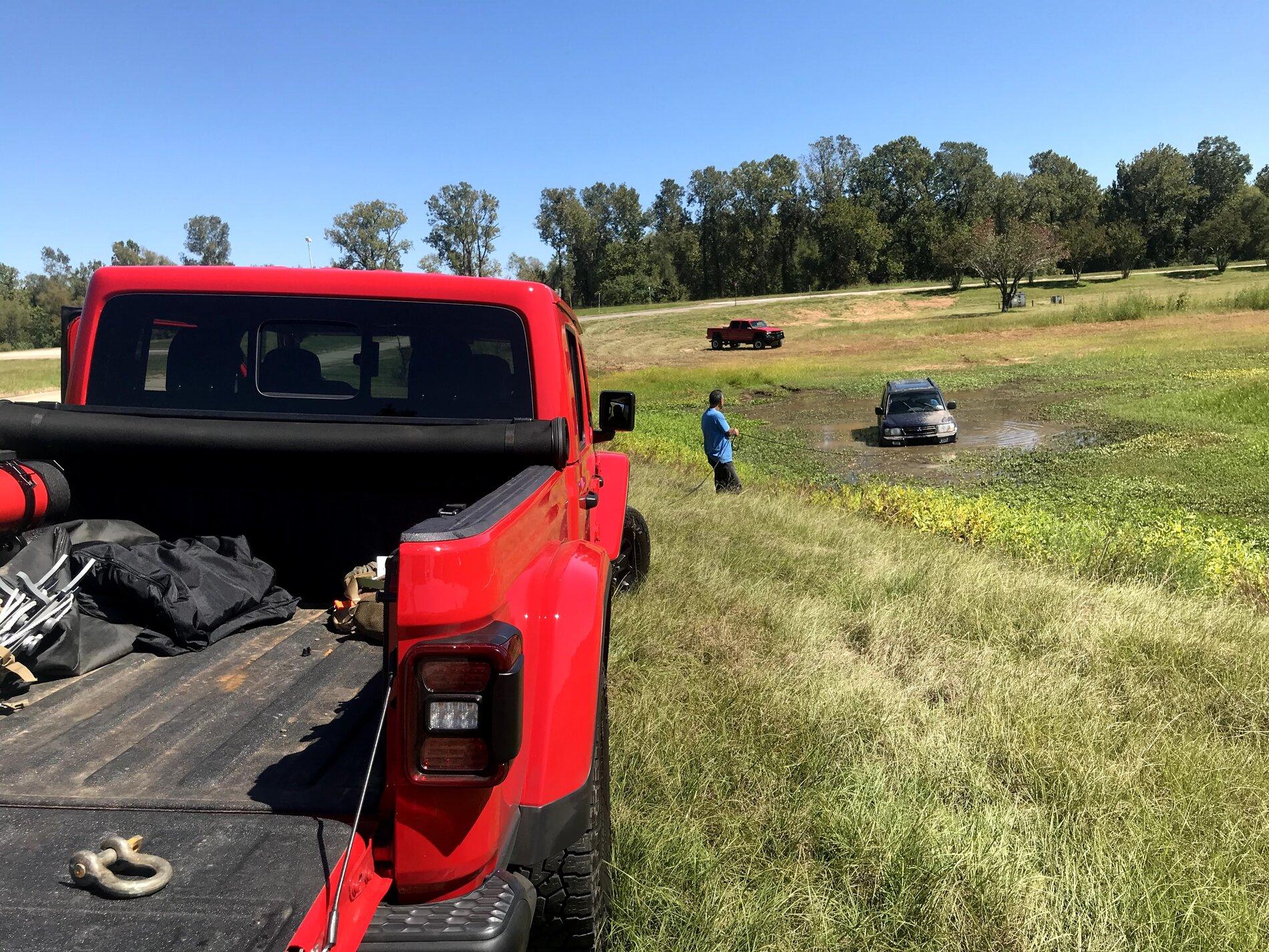 Jeep Gladiator Gladiator vs stuck vehicle Stuck1