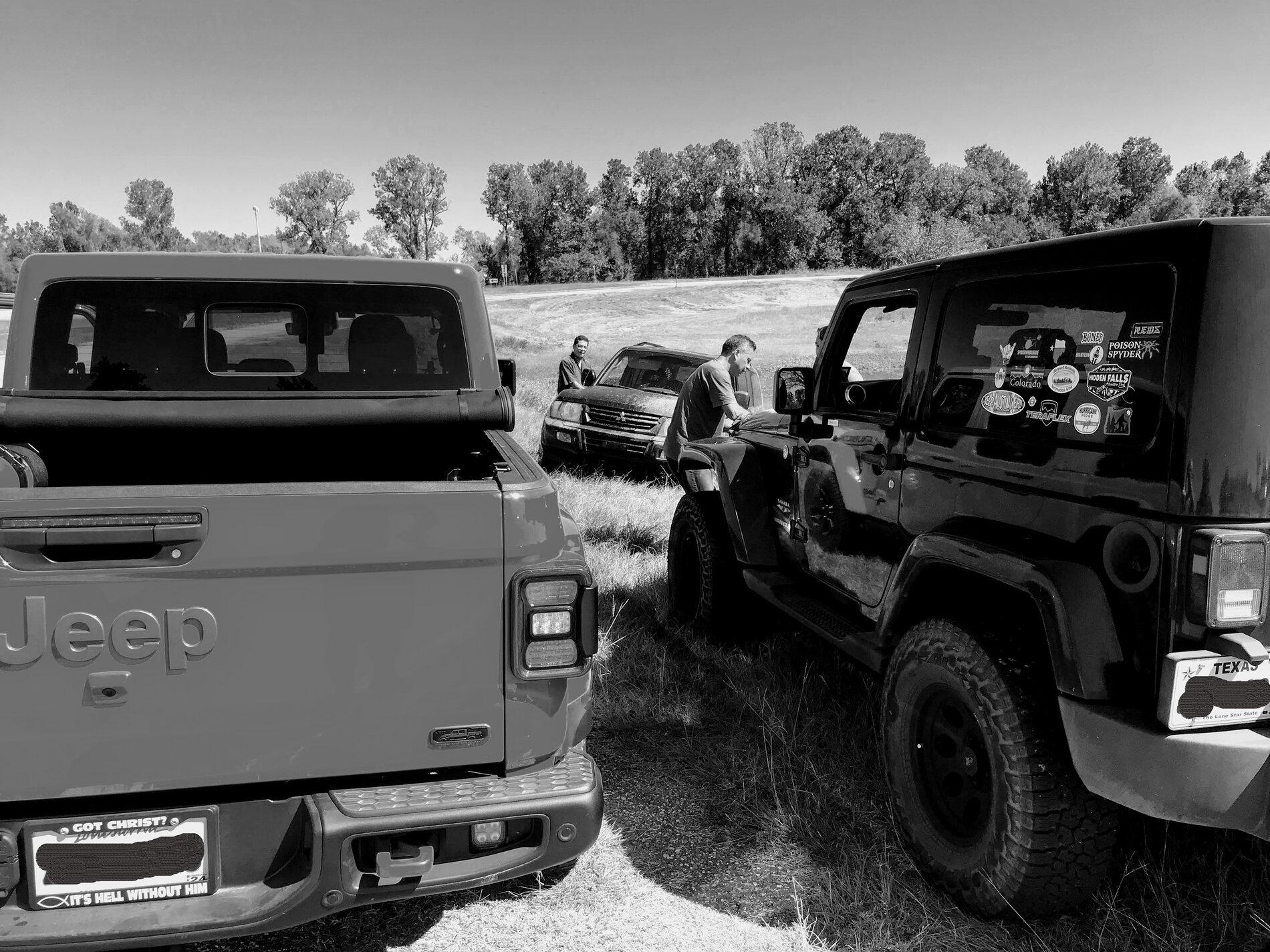 Jeep Gladiator Gladiator vs stuck vehicle Wranglerhel