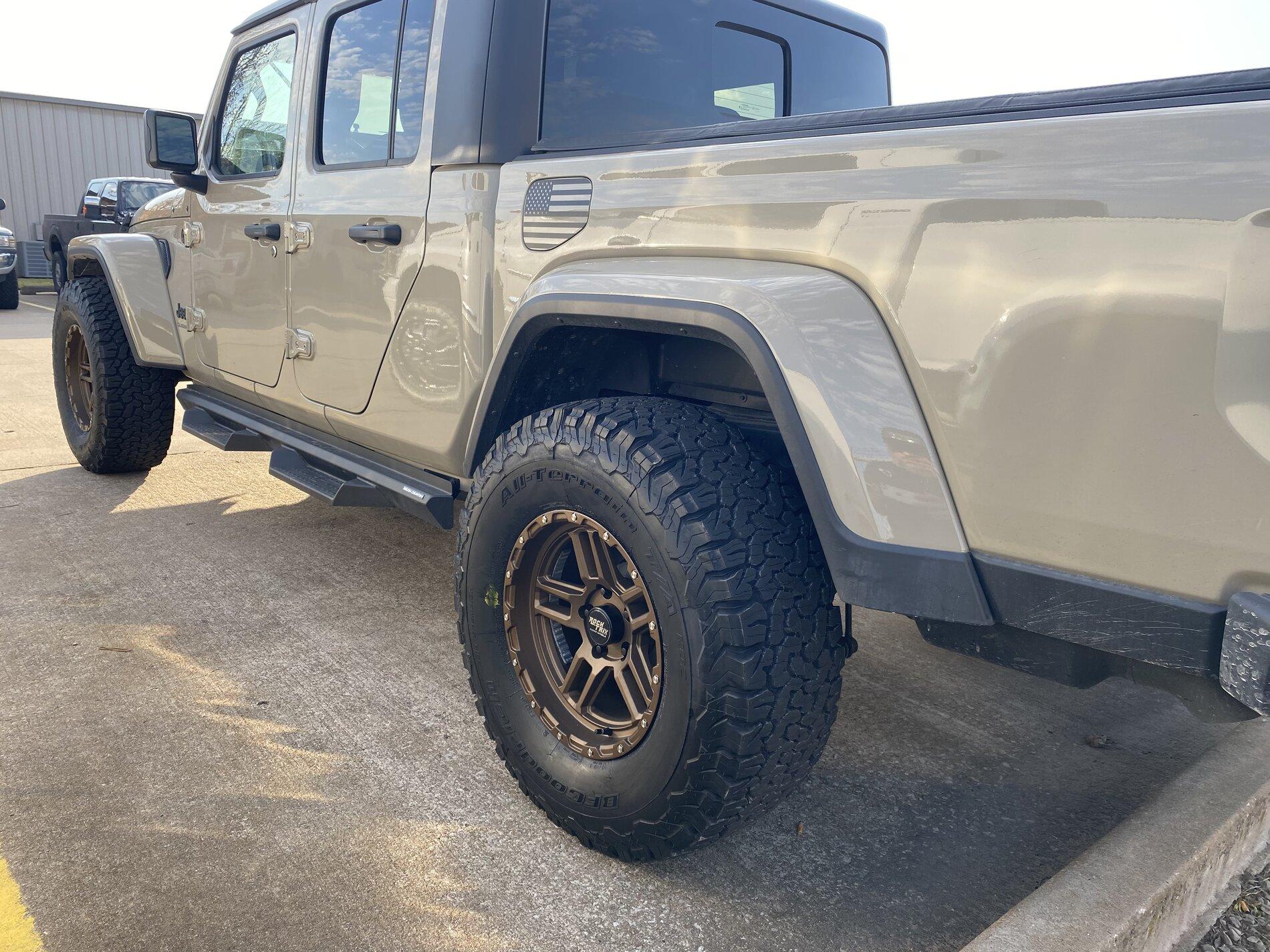Jeep Gladiator Rough Country Contour vs Nerf Steps A1BE1A6B-B1A2-481F-AA33-6F937378C83B