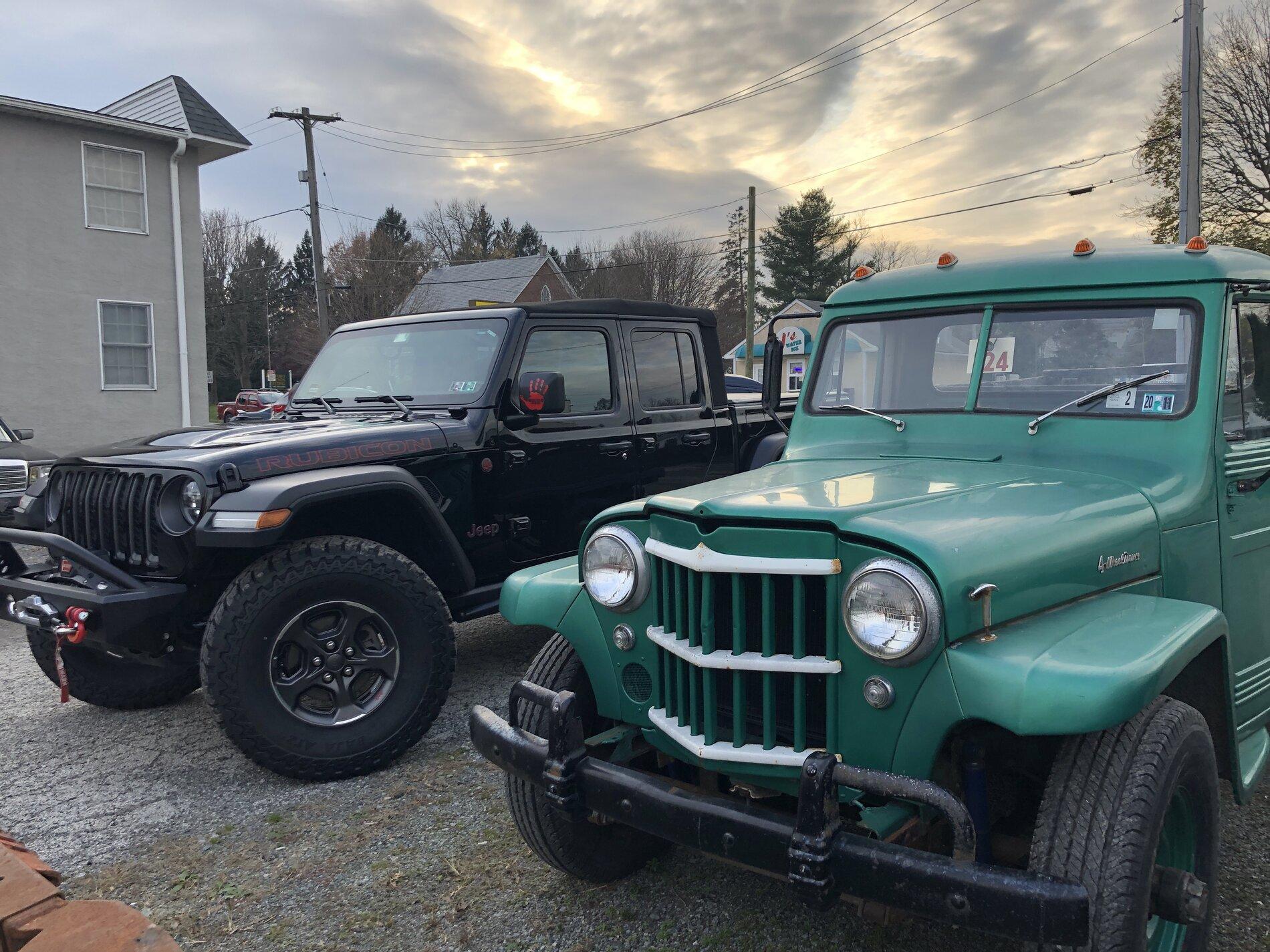 Jeep Gladiator Jeeps Parking Next To Jeeps ECD3B8B1-B033-4C88-9539-FD7083D6B9B3