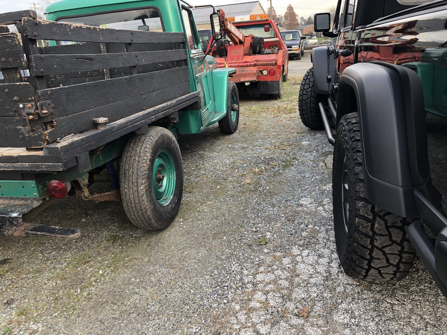 Jeep Gladiator Jeeps Parking Next To Jeeps 0F1B5E8C-6E31-4D27-84E3-7DE65E827E68