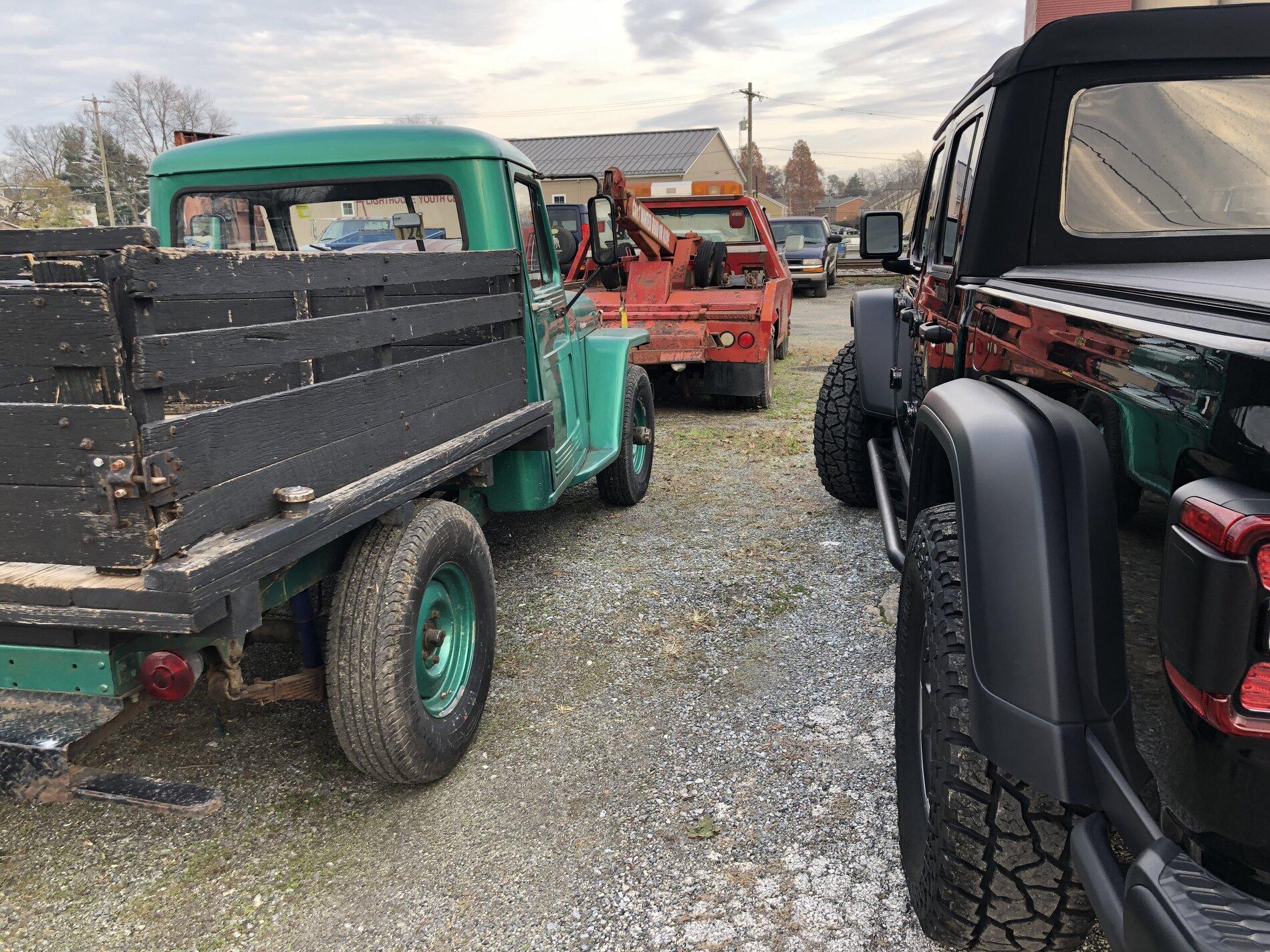 Jeep Gladiator Jeeps Parking Next To Jeeps CAA9F550-3FAB-4C72-9704-D79EAF8710DD