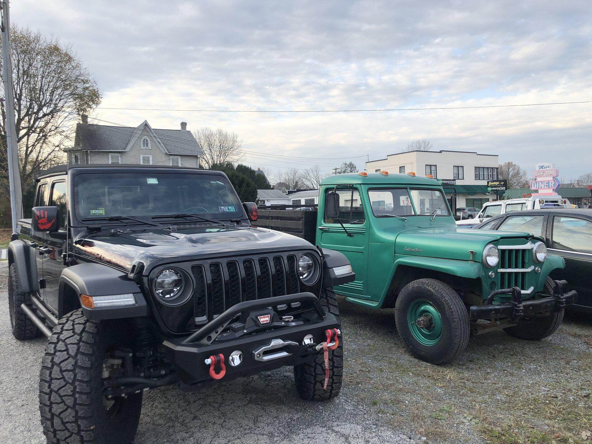 Jeep Gladiator Jeeps Parking Next To Jeeps 18FB4801-34B8-4004-9848-2A76F0A66982