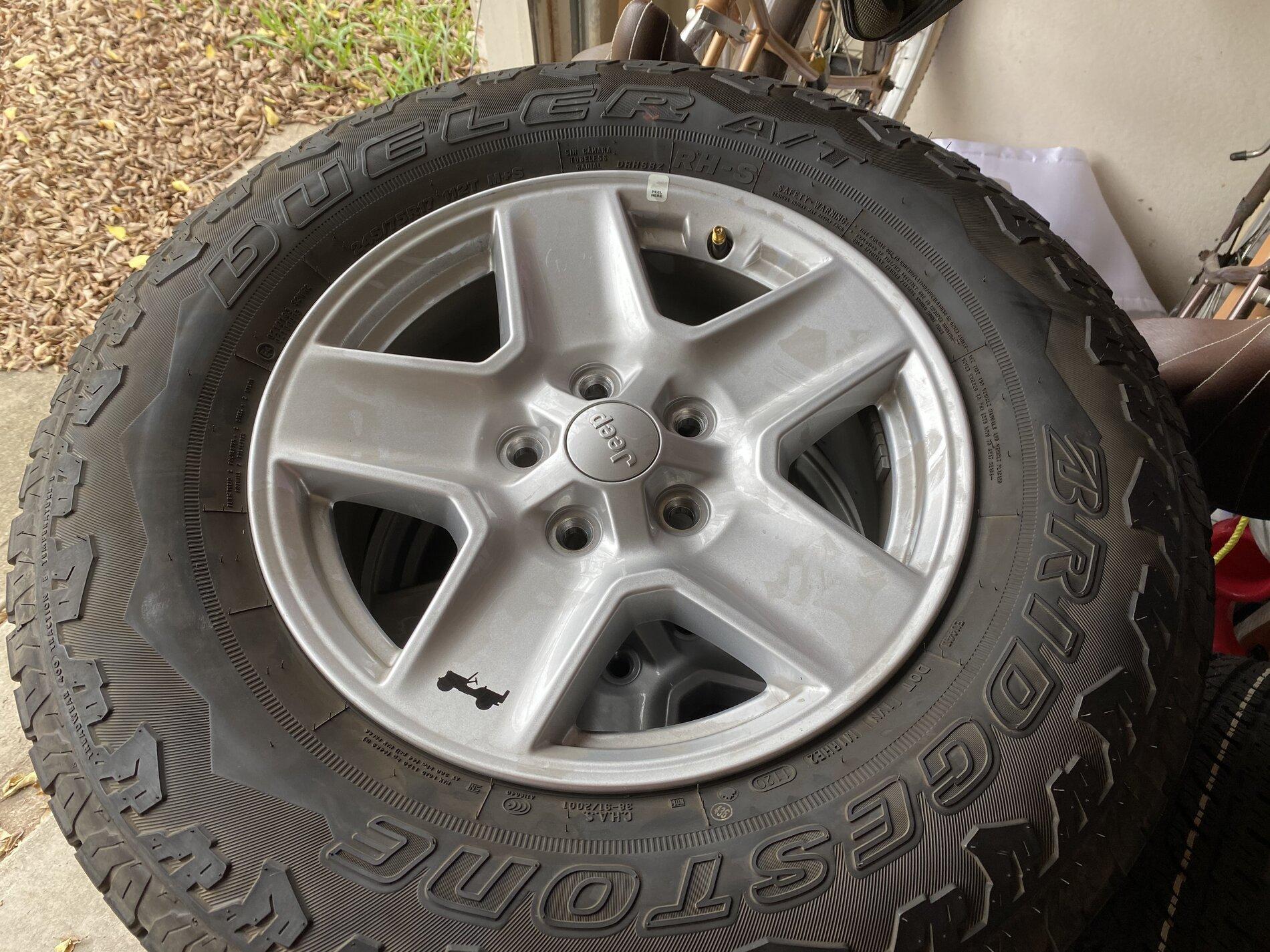 Jeep Gladiator Sport S wheels w/ stock tires 4D1E5ADF-FFD8-45B2-BE64-2F7E9793B5E4