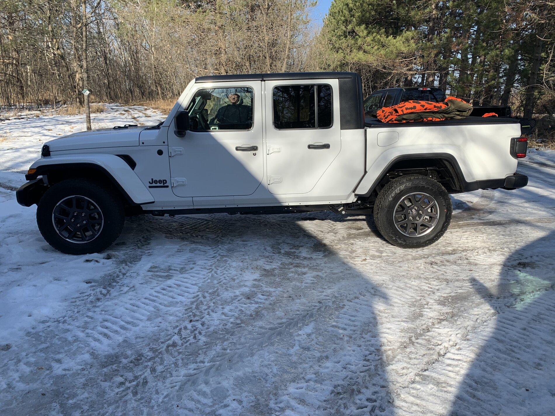 Jeep Gladiator 21’ Sport/overland white flares 12CF0700-3070-41BE-AD8A-B232EDD9A56E