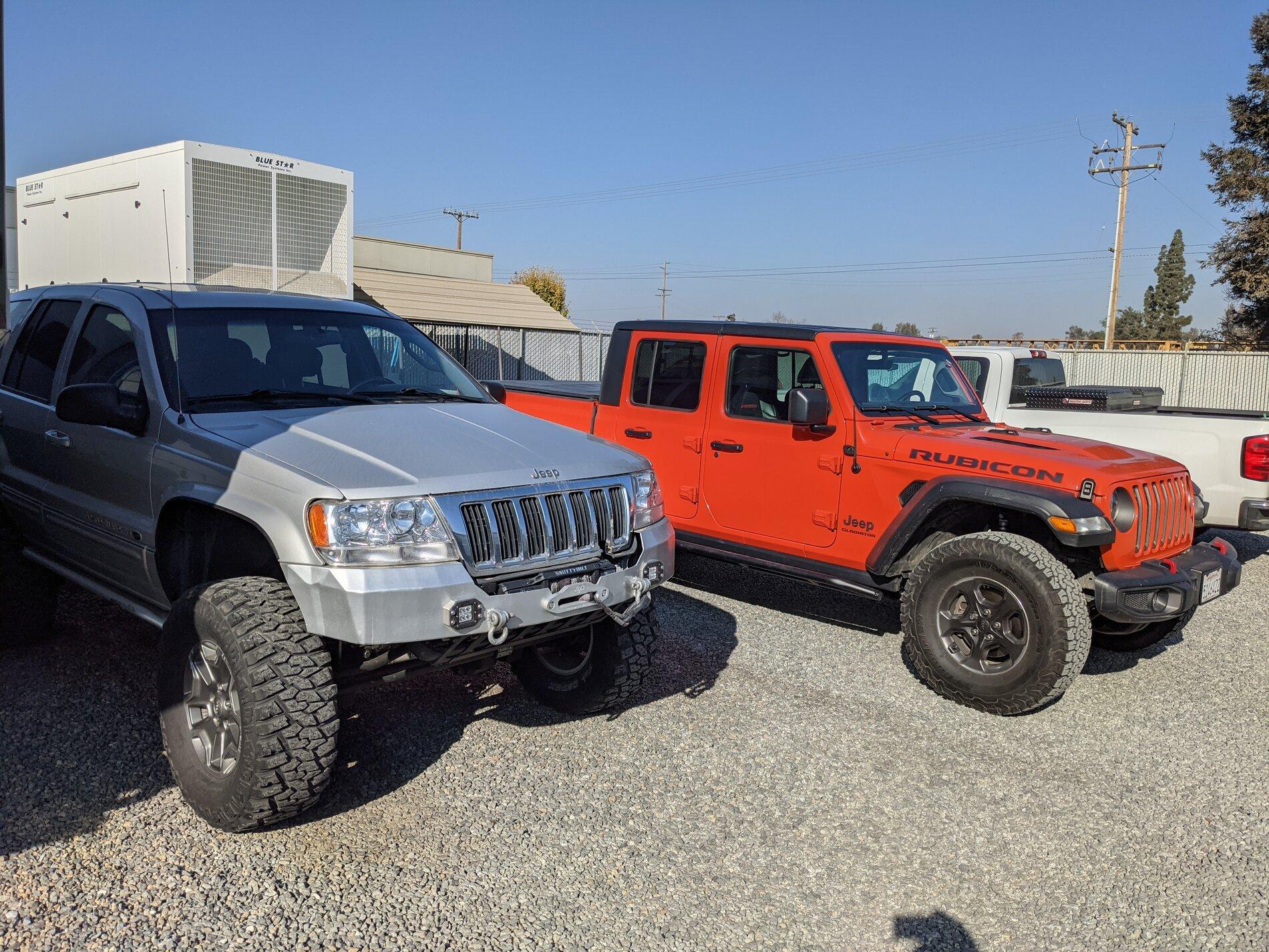 Jeep Gladiator Jeeps Parking Next To Jeeps PXL_20201125_181310881 - Copy
