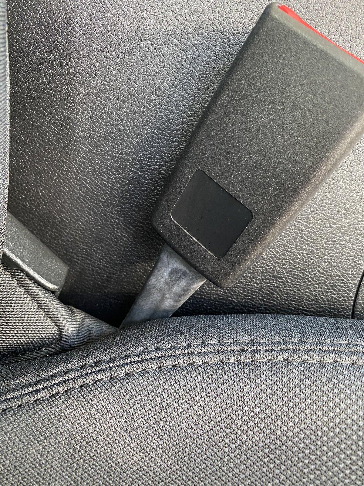 Jeep Gladiator Is every passenger side Gladiator seat belt buckle like this? 9490B928-2CBE-4D80-BDC7-0DFFCB9BF6E4