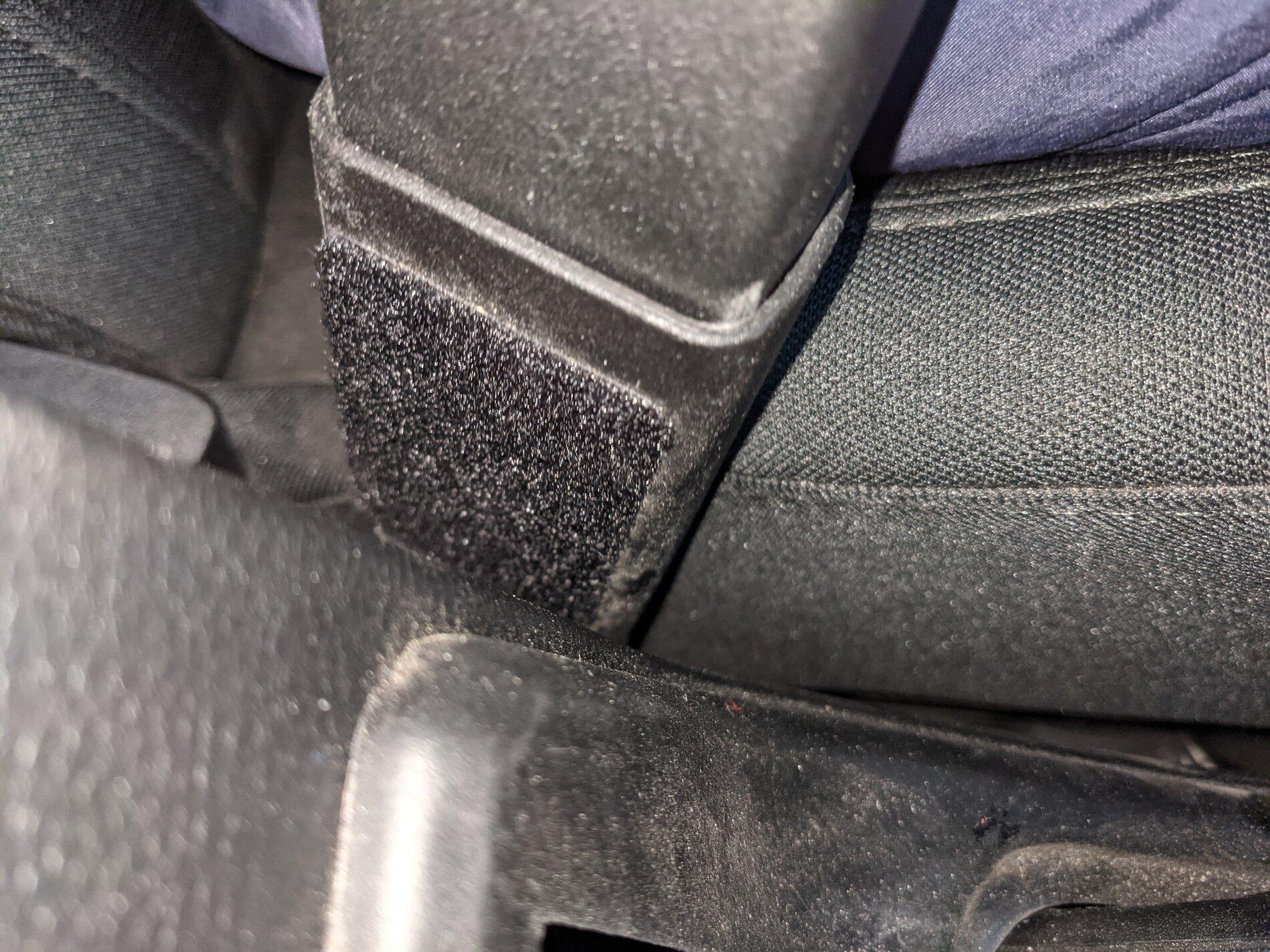 Jeep Gladiator Is every passenger side Gladiator seat belt buckle like this? PXL_20201127_204220136