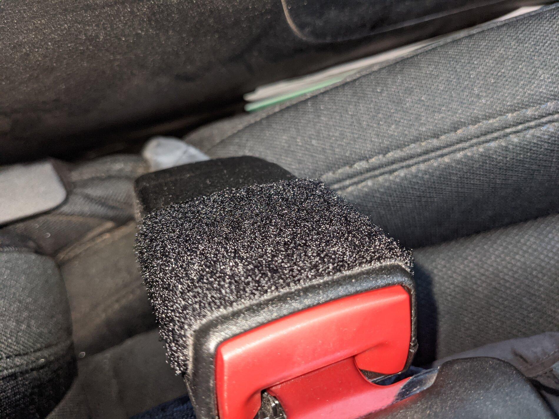 Jeep Gladiator Is every passenger side Gladiator seat belt buckle like this? PXL_20201127_204214950