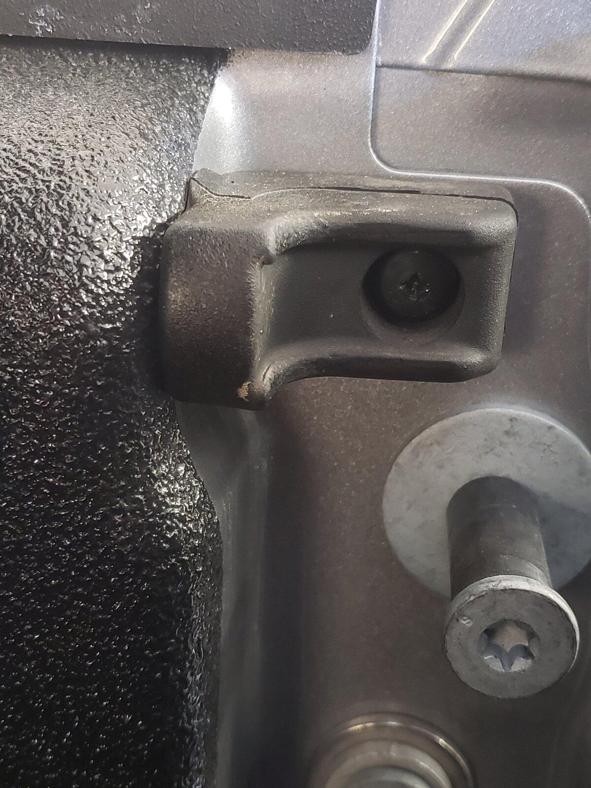 Jeep Gladiator Gladiator Tailgate opening by itself 20201129_124407