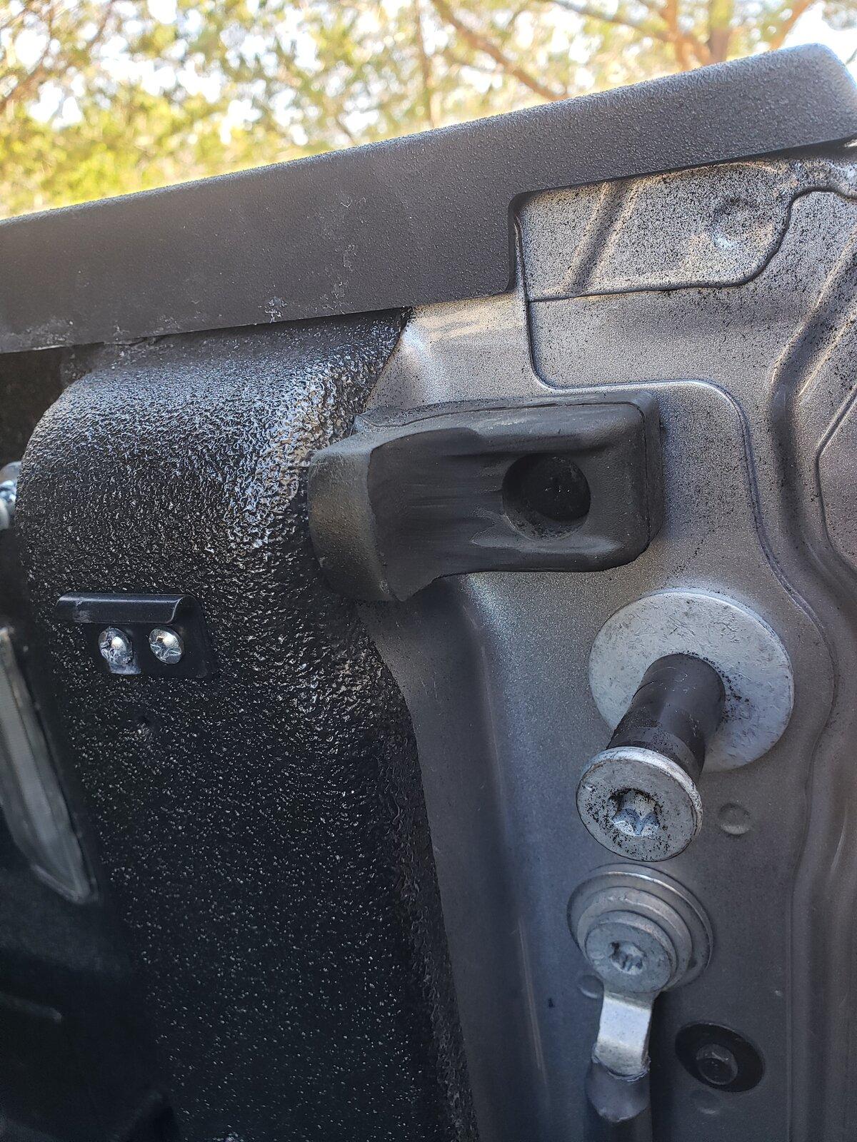 Jeep Gladiator Gladiator Tailgate opening by itself 20201129_130527