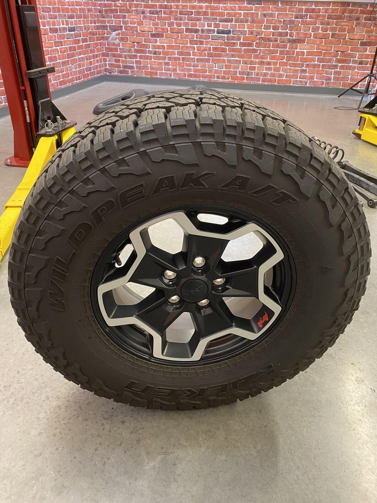 Jeep Gladiator Gladiator Rubicon Wheels/Tires/TPMS BA57E17E-2989-4B77-9F62-97214E090071