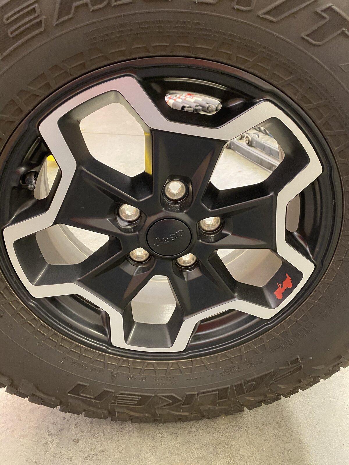 Jeep Gladiator Rubicon wheels/tires/TPMS E4644940-F1E2-4DC6-9F62-55292ADF7F5F