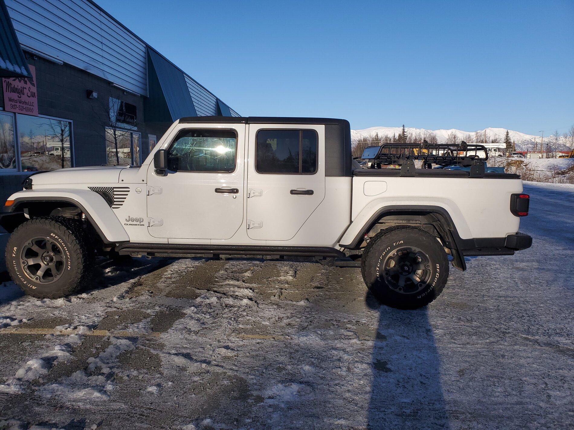 Jeep Gladiator Side steps/rails etc.   what are you all runnin ? 20201030_142616