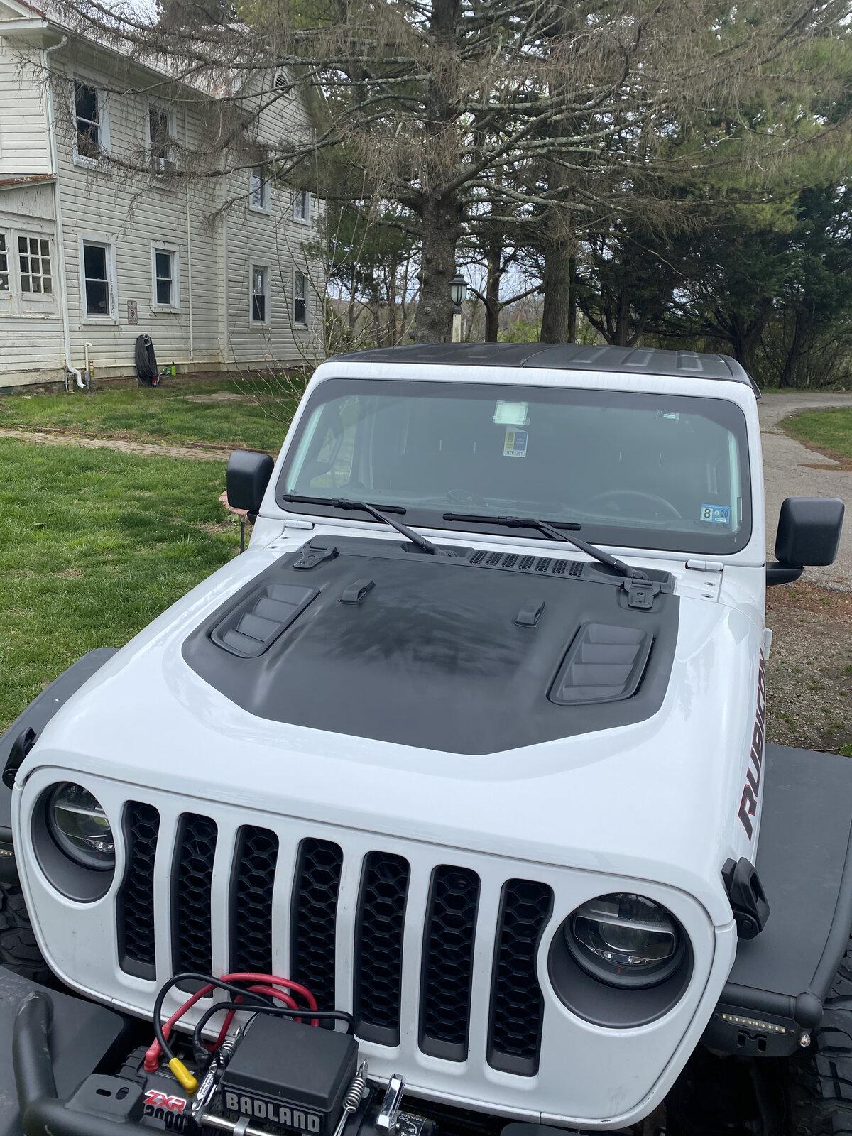 Jeep Gladiator Anyone done any kind of hood decal? E5EFE716-5991-429C-BDB0-F9F3EDBA2627