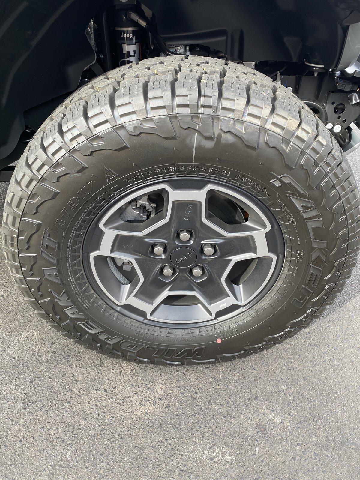 Jeep Gladiator 2021 Mojave Wheels/Tires w/OEM TPMS CE811019-0749-4C3B-9F81-390FA9A5D621