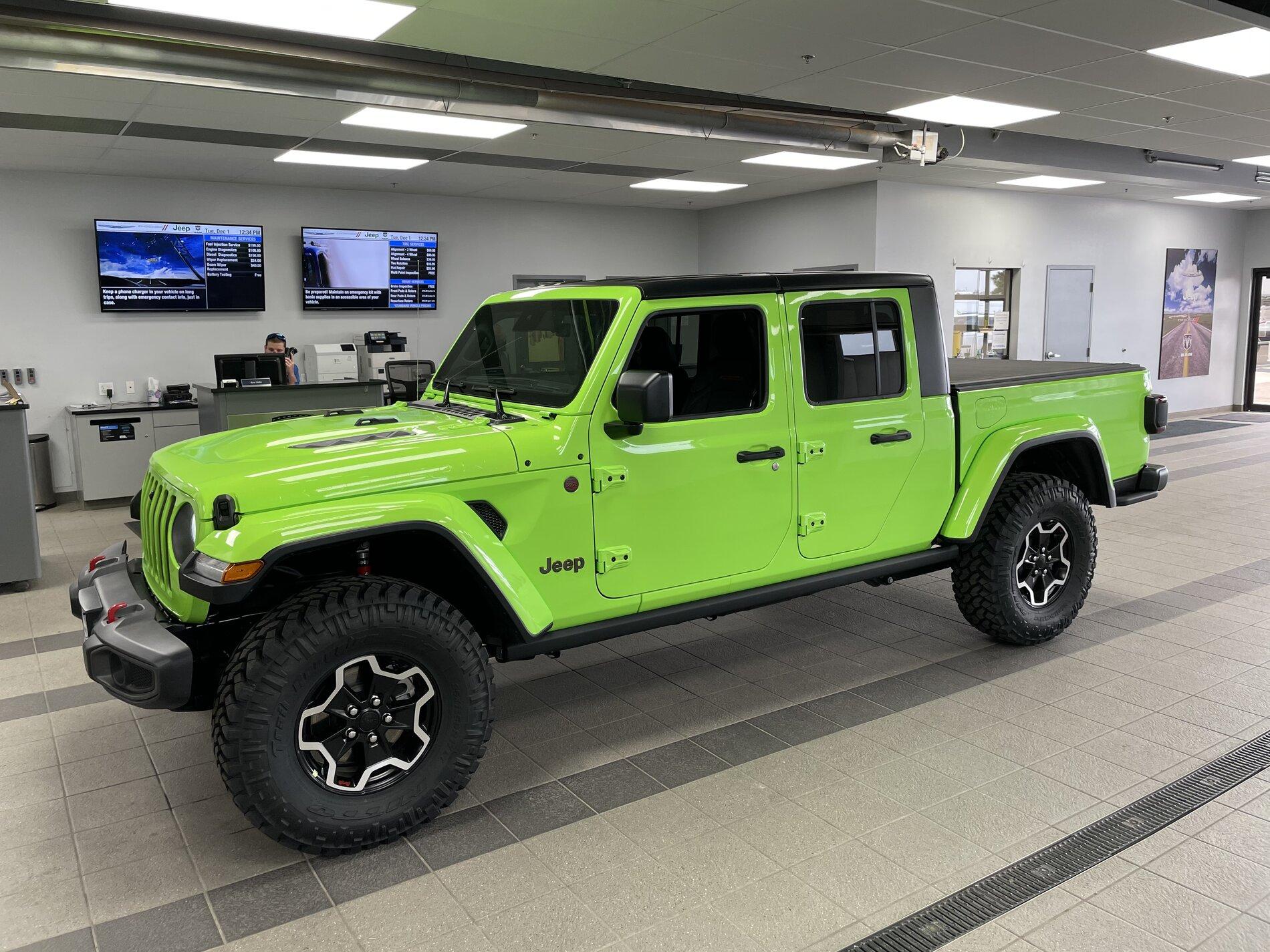 Jeep Gladiator Update, for sale: Finally getting Wrapped... Inozetek SuperGloss Acid Green Gladiator (updated with pictures) 9ba86318-245d-401a-a871-7c6ce7b83e1c-jpe
