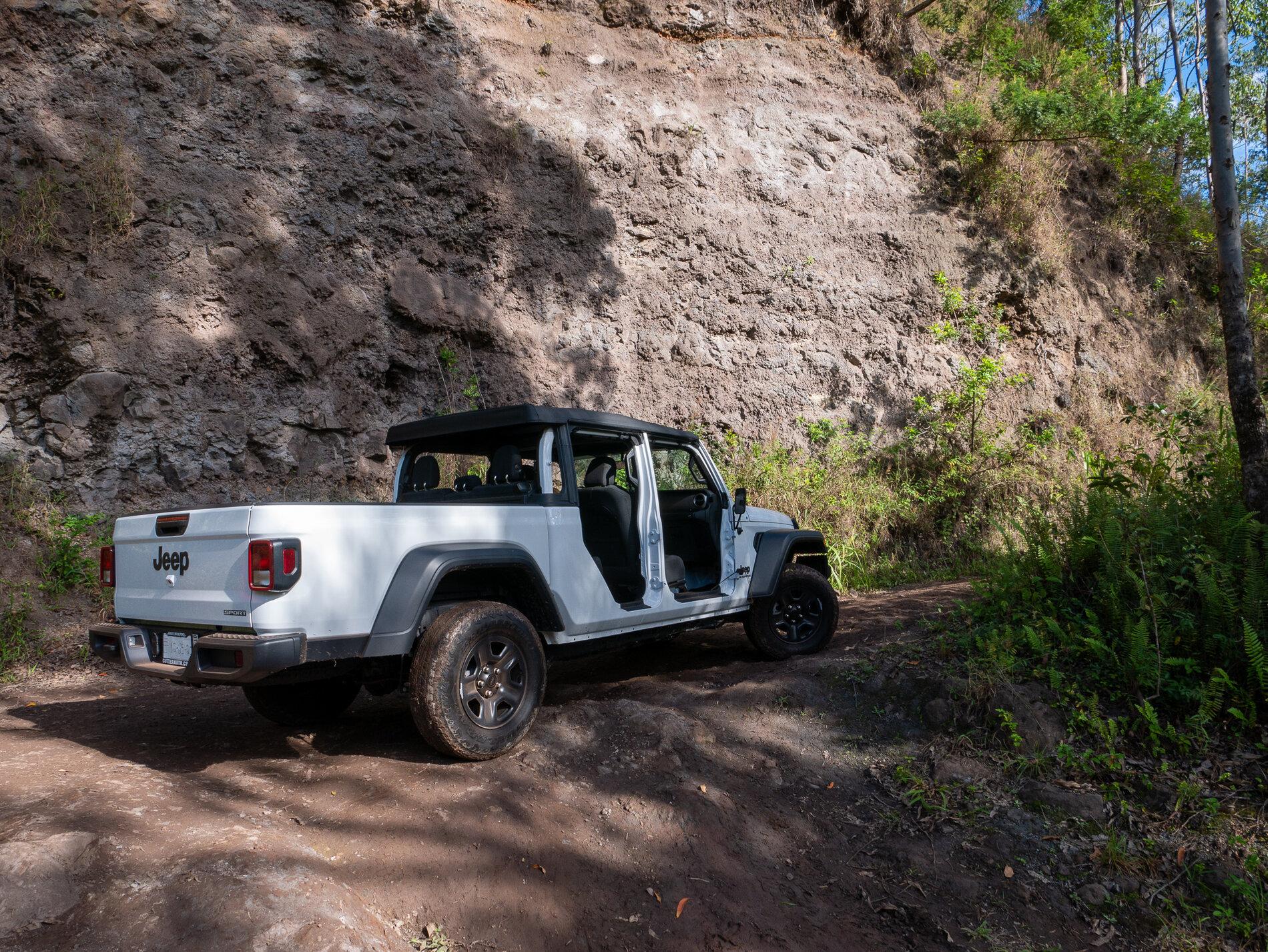Jeep Gladiator Peacock Flats Trail and Waianae in Oahu P1130085