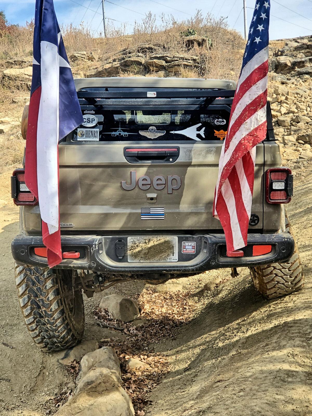 Jeep Gladiator 37″ vs 35″ Tires Side-by-Side Comparison Look Flags3