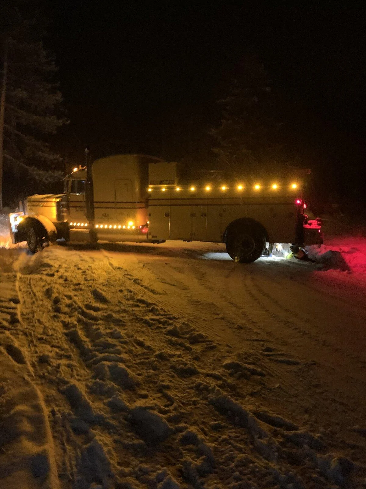 Jeep Gladiator JTR vs. 2000 PTRB 379 (Peterbilt Wrecker) IMG_0232