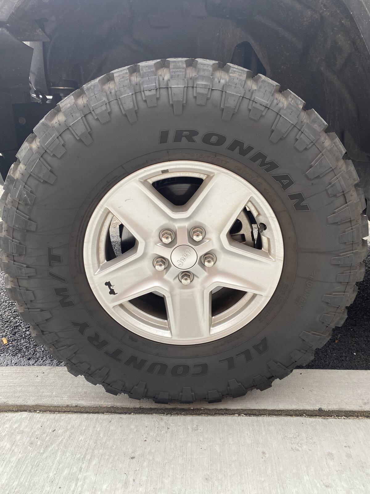 Jeep Gladiator Stock gladiator sport wheels and 35s 7568D24D-71B5-48F9-9E99-067DD76B743A