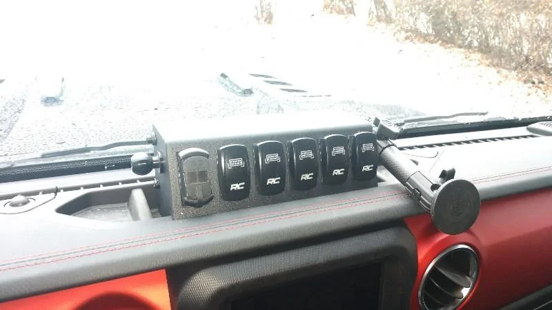 Jeep Gladiator MLC-6 with phone/tablet mount dash001