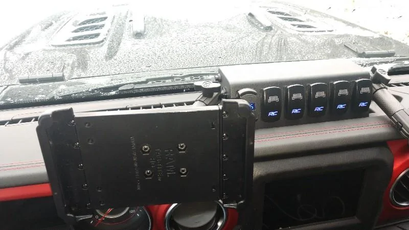 Jeep Gladiator MLC-6 with phone/tablet mount dash002