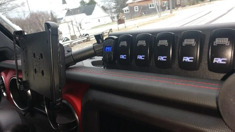 Jeep Gladiator MLC-6 with phone/tablet mount dash003
