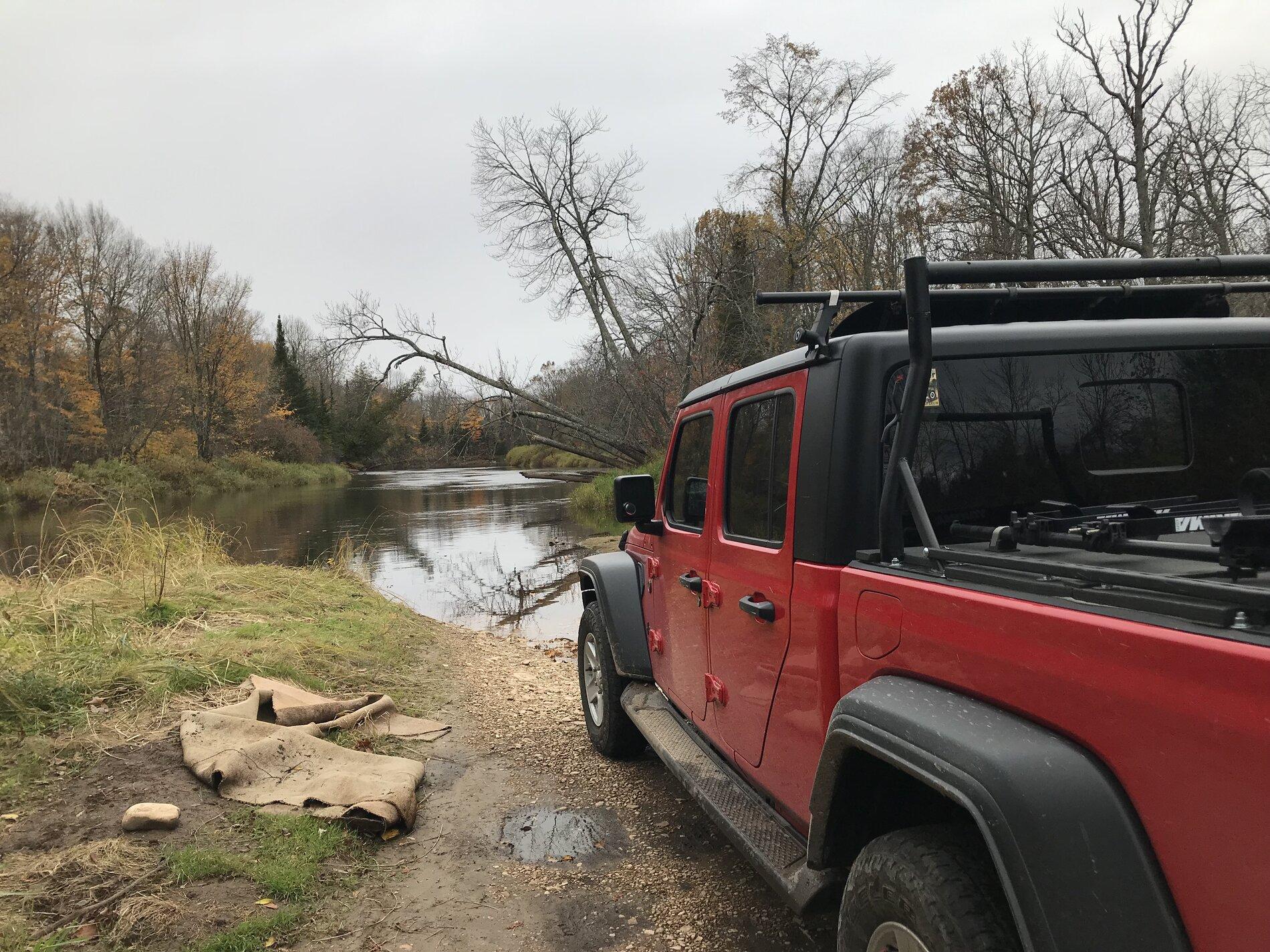 Jeep Gladiator Looking For Standard Contractor Roof Rack for Ladders, Long 2x4s, Etc EC0A31BE-16C9-45B3-83B7-7CC9326619D4