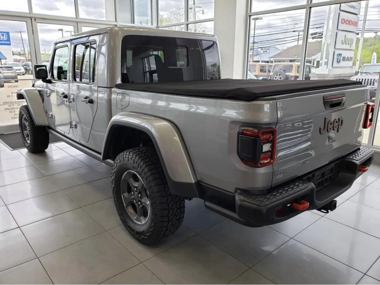Jeep Gladiator Confirmed Gladiator test drive on dealer lot 7B1274DE-1E14-4793-8303-7DC90313382D